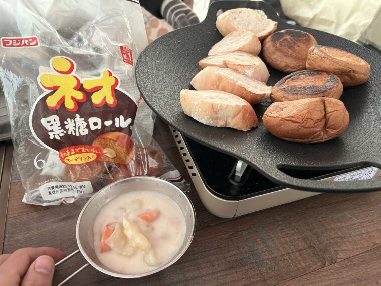 クリームシチューとパン　キャンプ飯